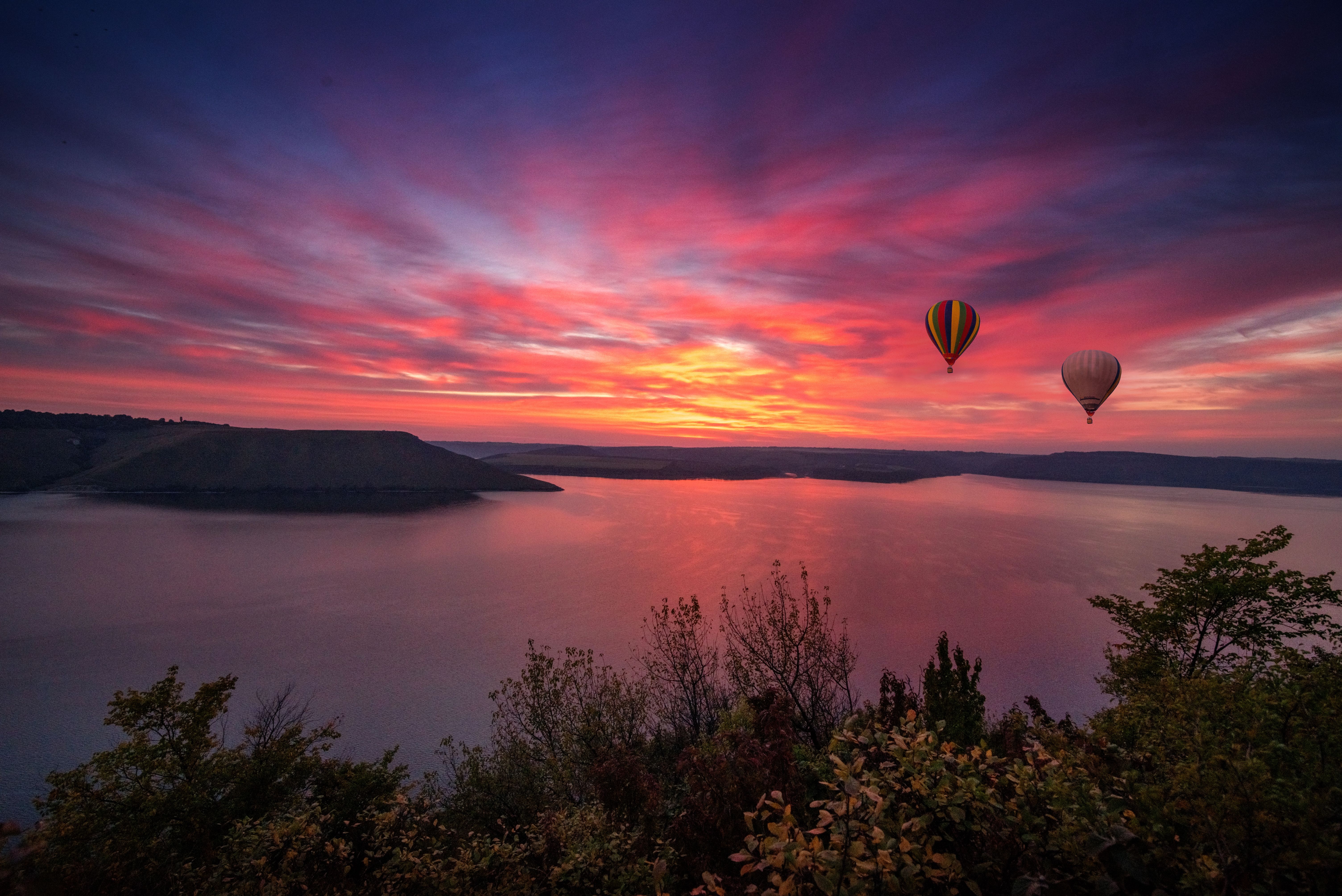 bakota-bay-at-purple-sunset-with-two-hot-air-ballooon